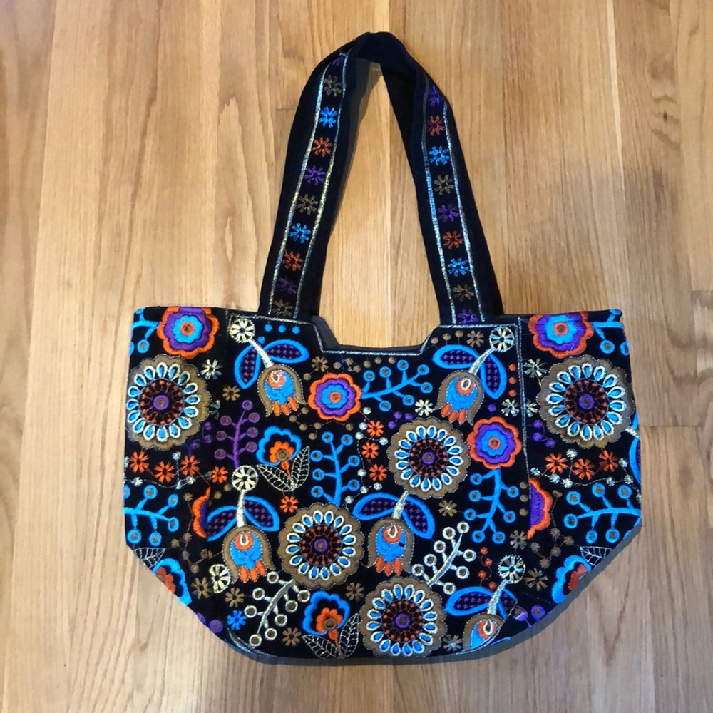 Beautiful velvet handbag made in Pakistan
